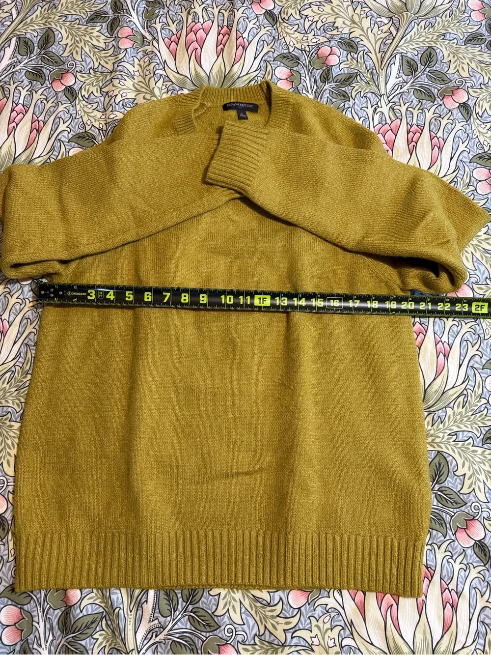 Banana Republic Men's Crewneck Sweater in Olive Green Size L/G